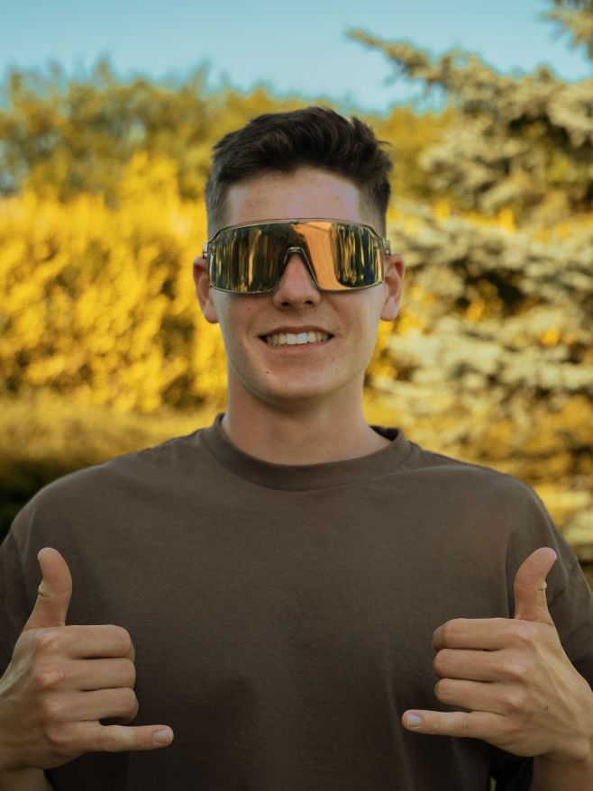 Sportovní styl, skvělá viditelnost a pohodlí v jednom! Unisex sluneční brýle Falcon s polarizačními skly a odolným...