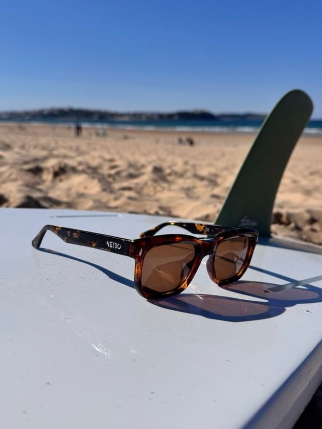 Sluneční brýle NEIBO Sage – elegantní doplněk, který tě provede od ranní kávy na pláži až po večerní schůzku ve městě 😎...